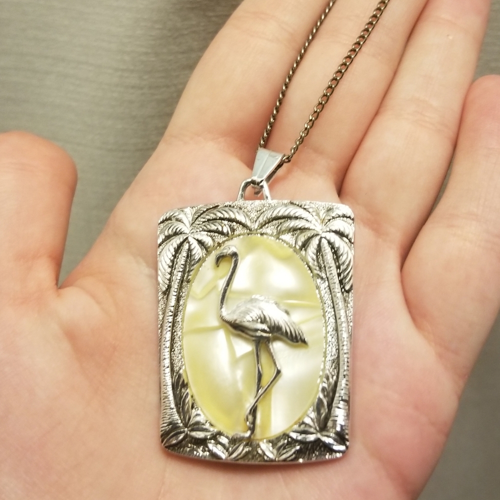 EUC silvertone necklace w eyecatching tropical flamingo pendant